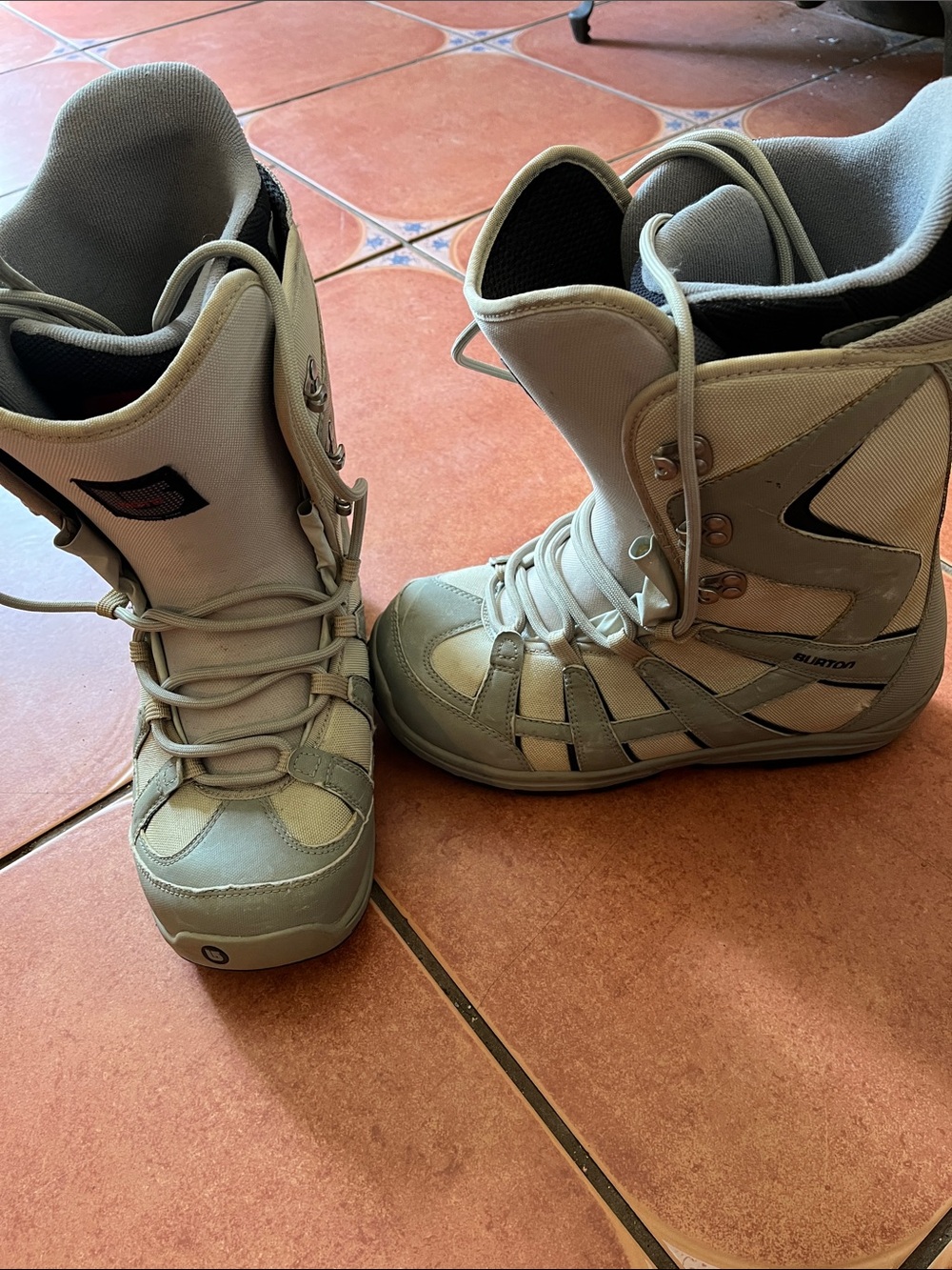 Burton moto men’s size 10.5 Light Gray Snowboard Boots with Lace-Up Closure
